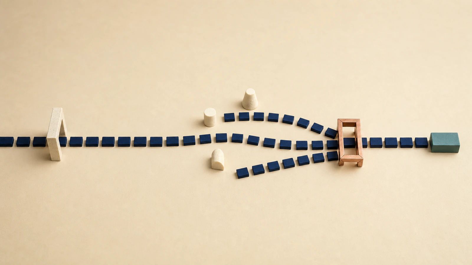 Une ligne de pièces bleu nuit sort alignée d’un portique, se divise autour d’obstacles, puis traverse un cadre en cuivre qui la réaligne.