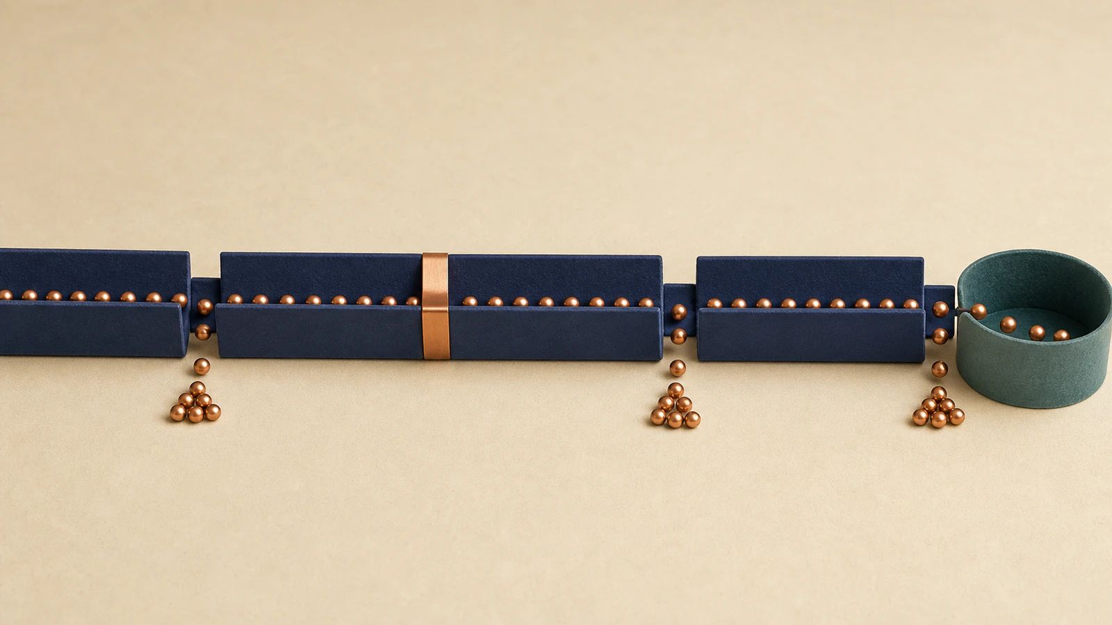 Des billes en cuivre s’échappent aux raccords de quatre conduits bleu nuit, tandis qu’un raccord réparé laisse le flux continuer vers un récipient vert.